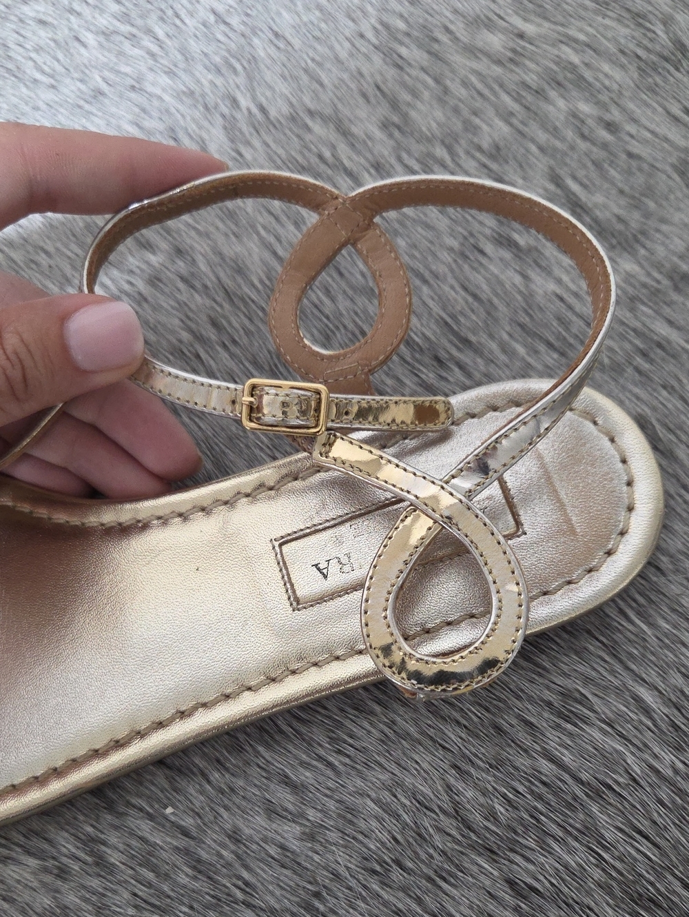 Aquazzura Gold Almost Bare Flat Thong Sandals Metallic Leather Sz EU 35.5 - Picture 13 of 15
